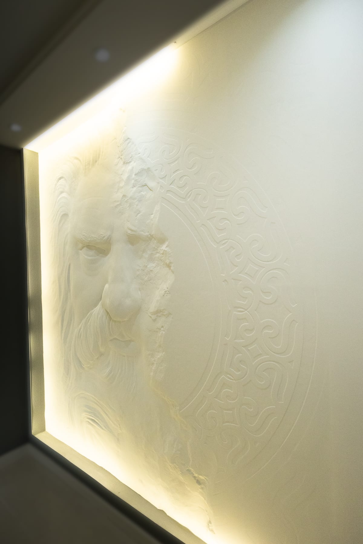 Panneau en relief rétroéclairé, showroom de Beausoleil