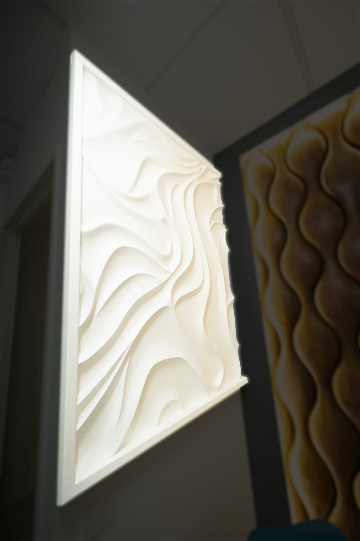 Panneau en relief rétroéclairé, showroom de Beausoleil