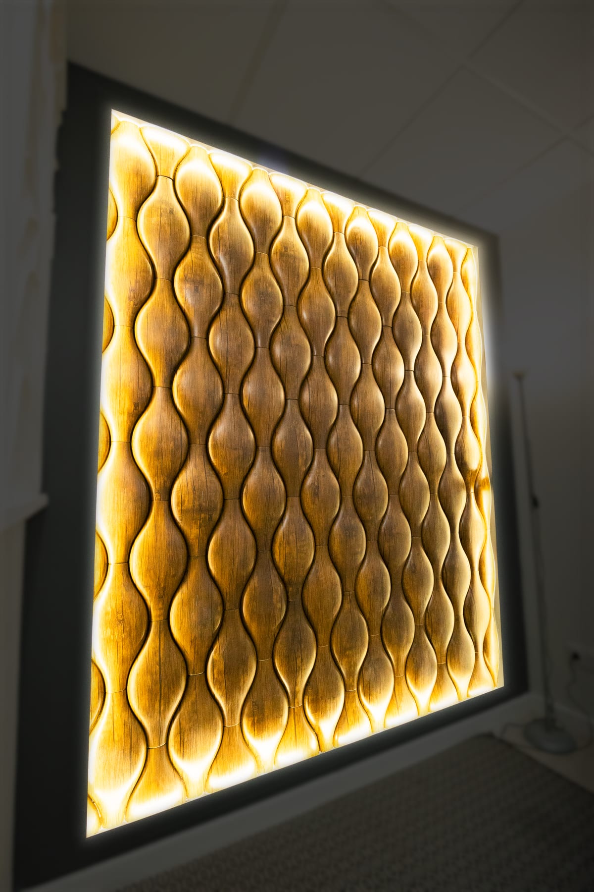 Panneau en relief rétroéclairé, showroom de Beausoleil