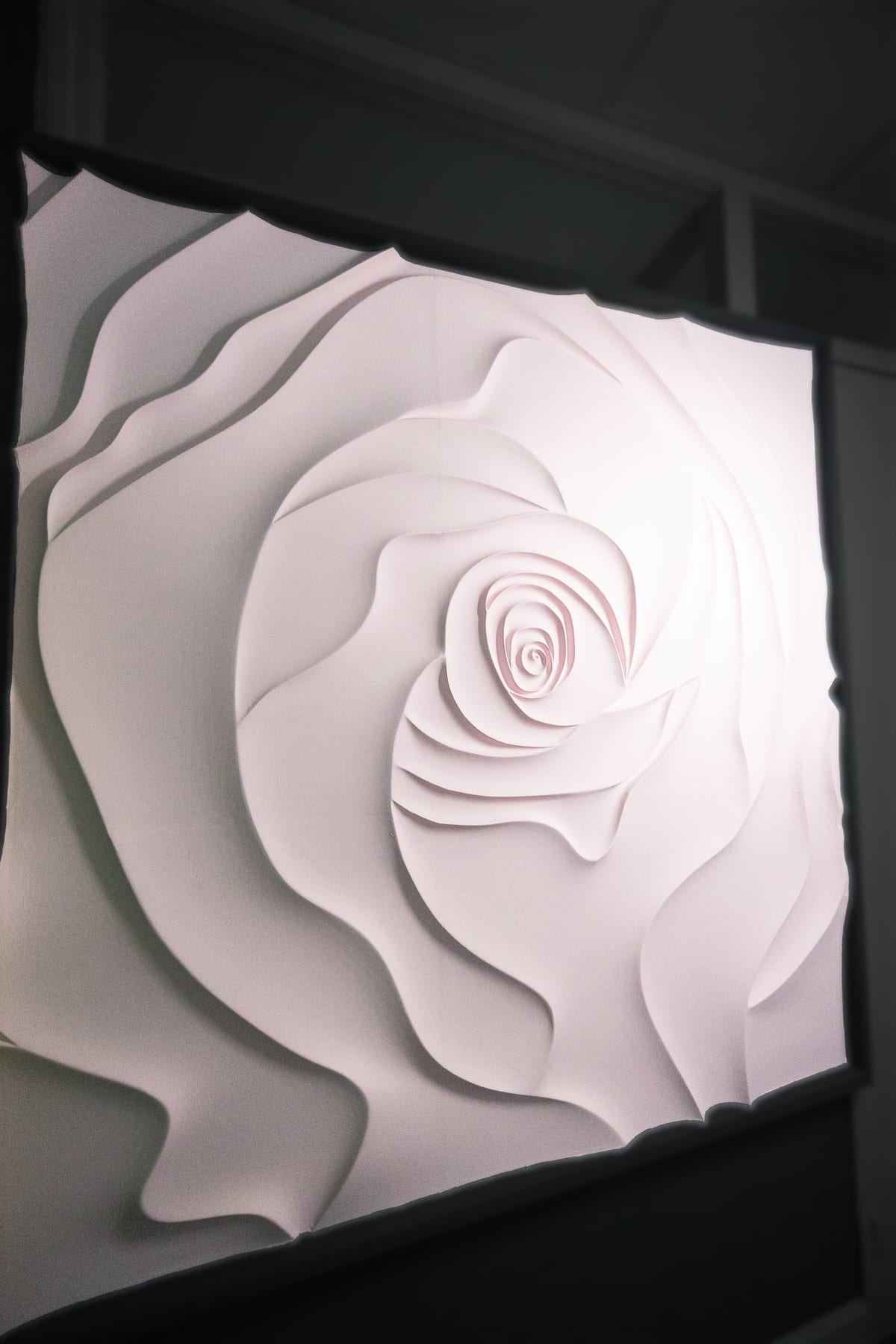 Panneau en relief rétroéclairé, showroom de Beausoleil