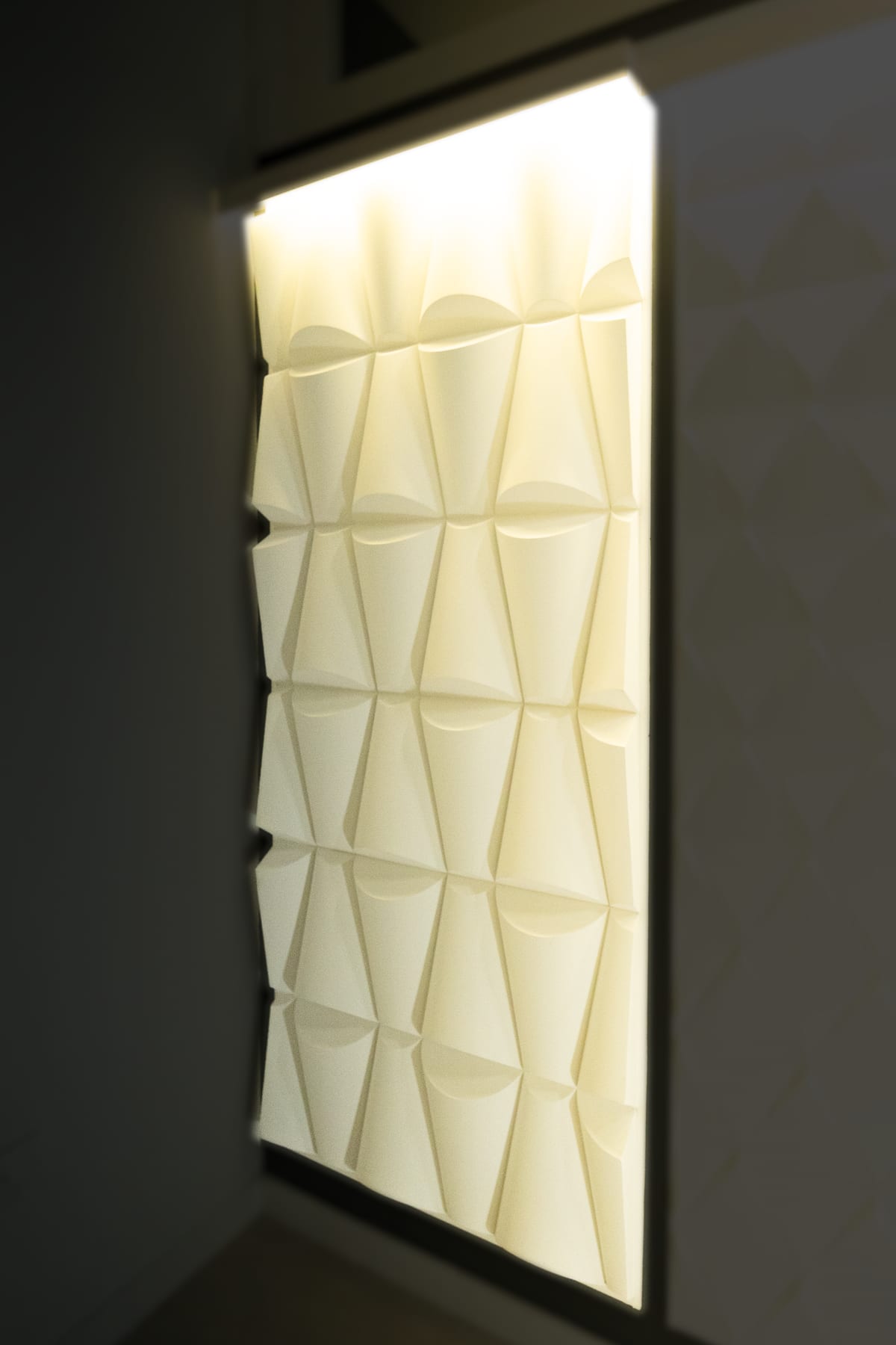 Panneau en relief rétroéclairé, showroom de Beausoleil