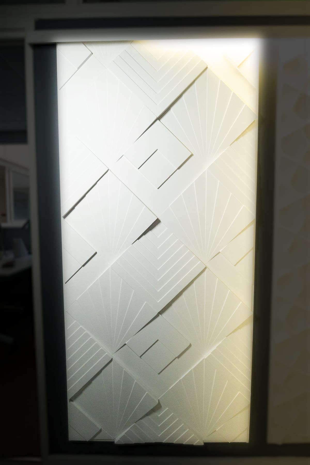 Panneau en relief rétroéclairé, showroom de Beausoleil