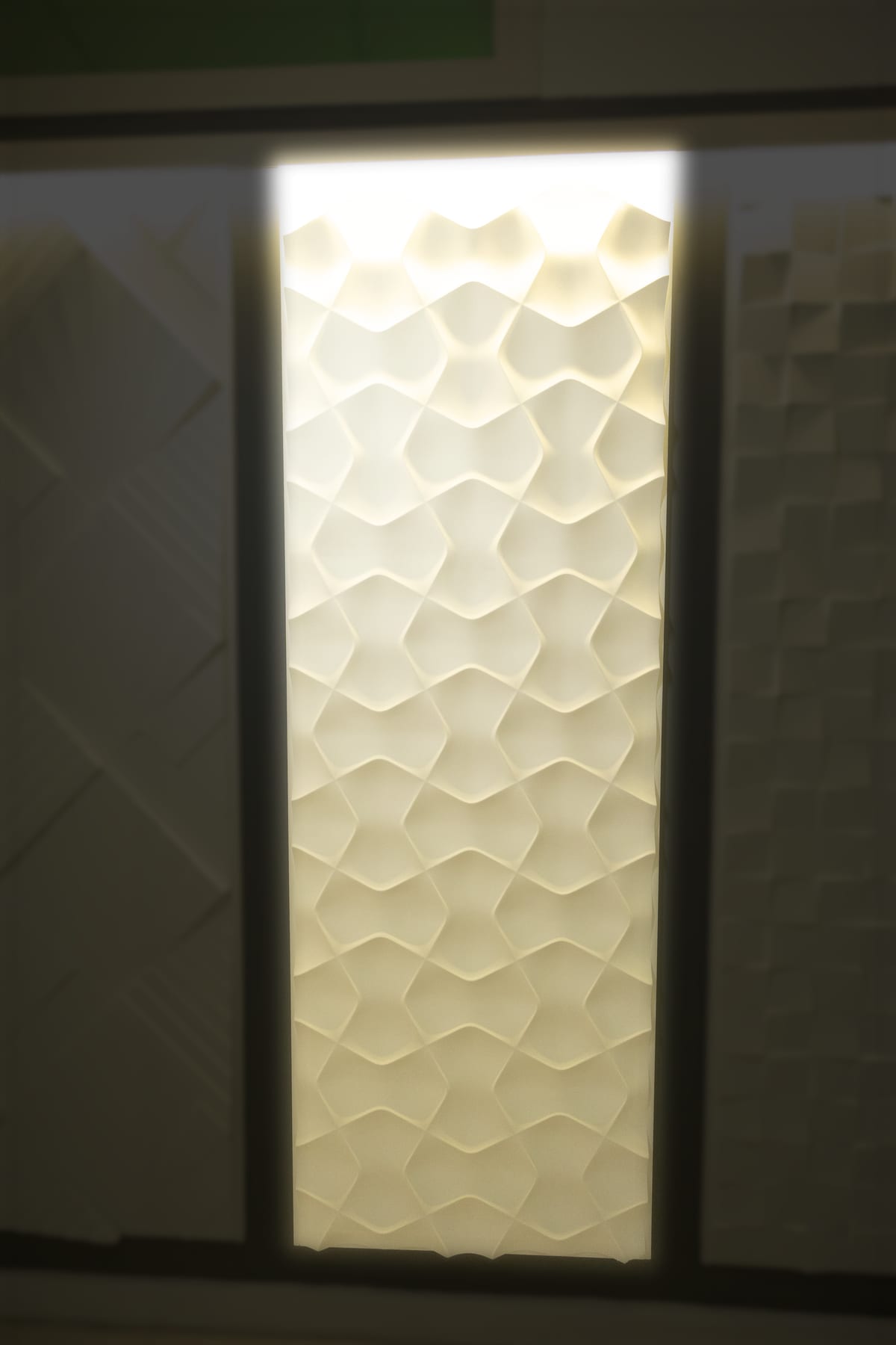Panneau en relief rétroéclairé, showroom de Beausoleil