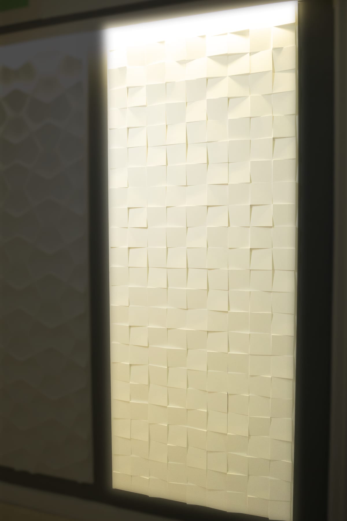 Panneau en relief rétroéclairé, showroom de Beausoleil